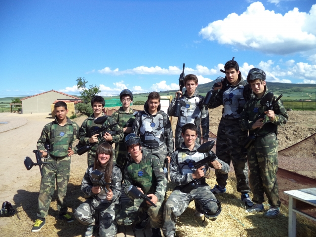 Amigos jugando al paintball