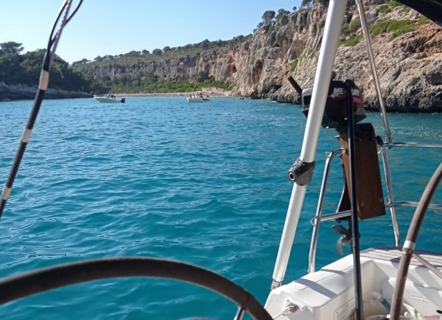 A bordo de un barco en el por la costa balear