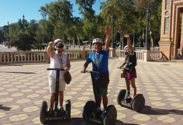 Saludando desde el segway en Sevilla