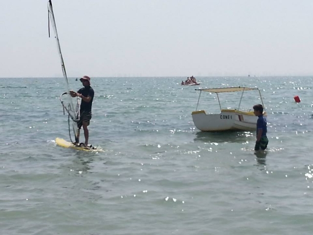  Soleil, plage et planche à voile 