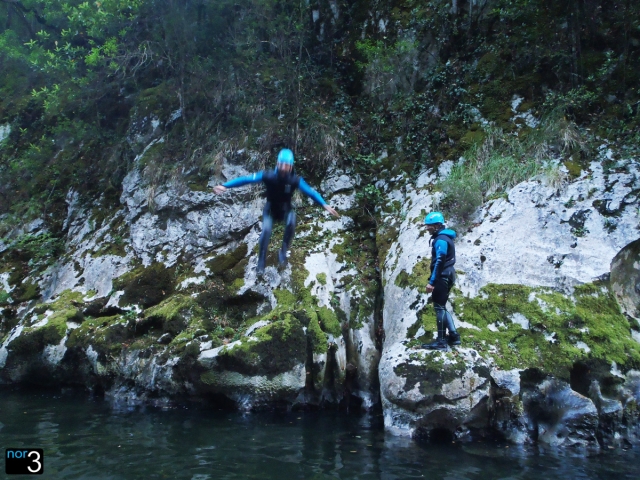 Saltando en el barranco