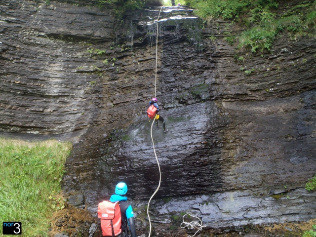 Asistiendo en el rappel en el barranco