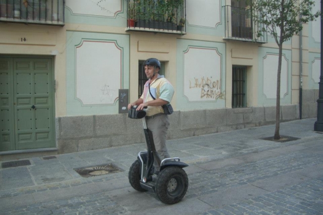  Traverser une rue piétonne en segway 