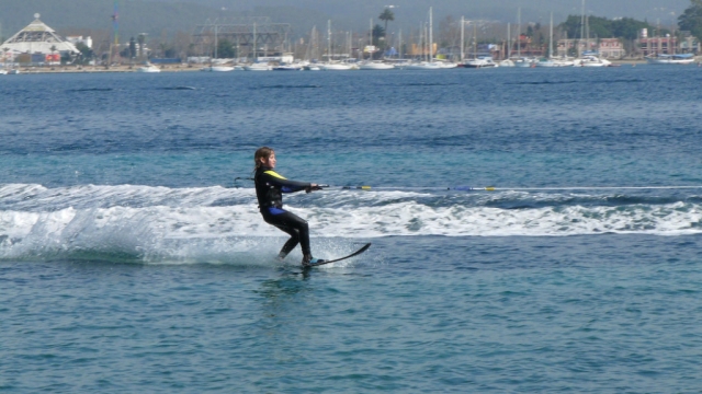 Practicar esquí acuático en Ibiza