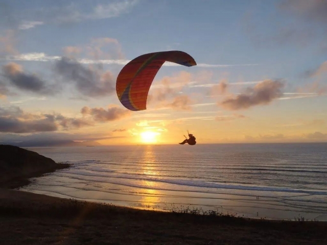 Disfrutando de un atardecer con el parapente_resultado
