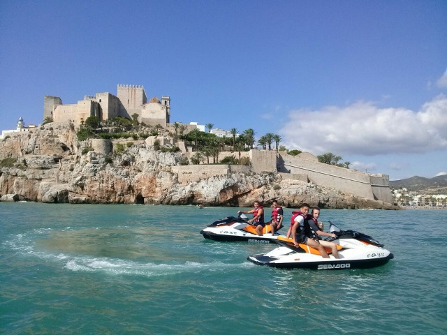 con-las-motos-de-agua-bajo-el-castillo.jpg