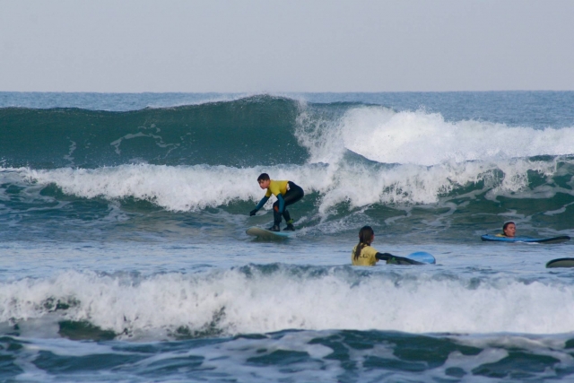  Dans l'eau luttant contre les vagues 