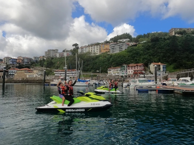 Saliendo del puerto en moto de agua