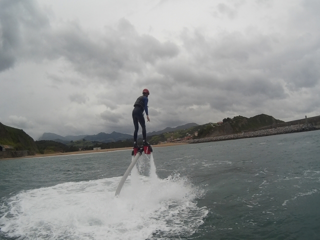Flyboard inclinándose hacia adelante