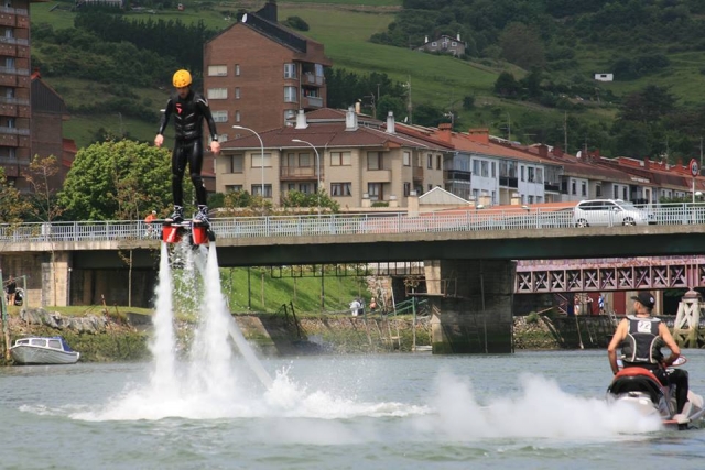 Vuelo de flyboard junto a la moto
