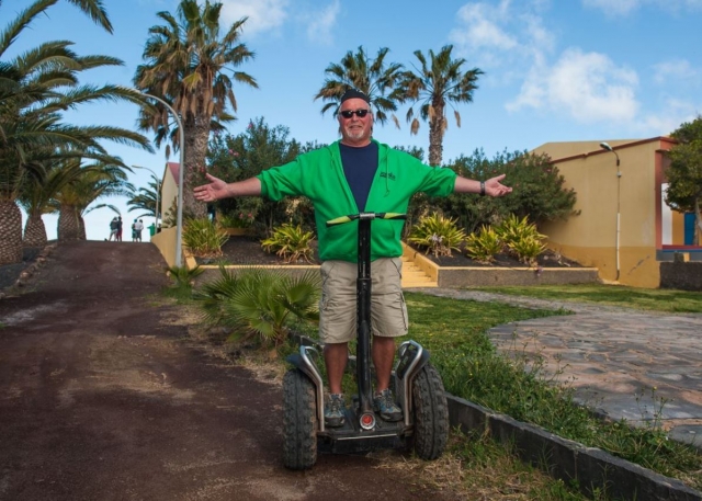 Abriendo los brazos sobre el segway