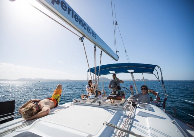 Navegando en el barco en Fuerteventura