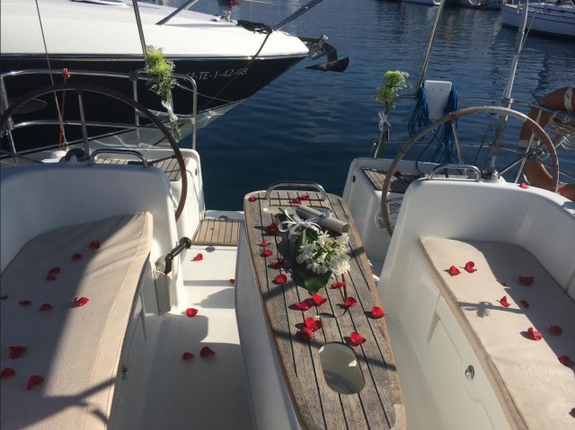 Barco decorado con petalos
