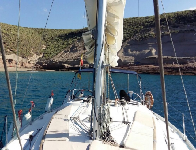 Barco acercandose a la costa