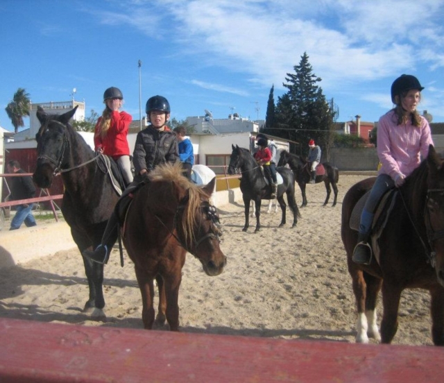 Alumnos en la pista exterior