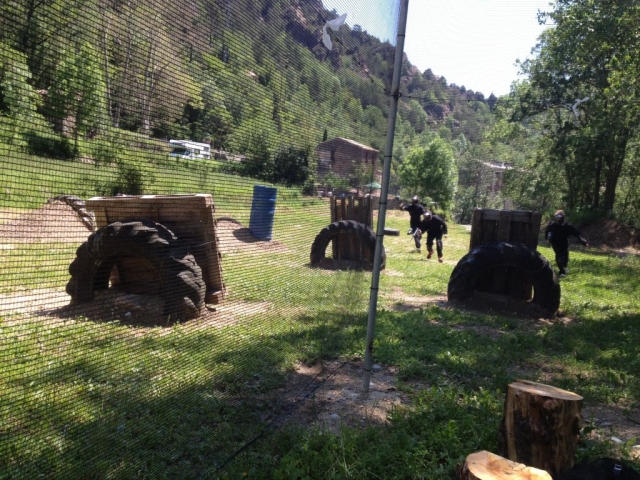 Partida de paintball en campo con obstáculos Girona