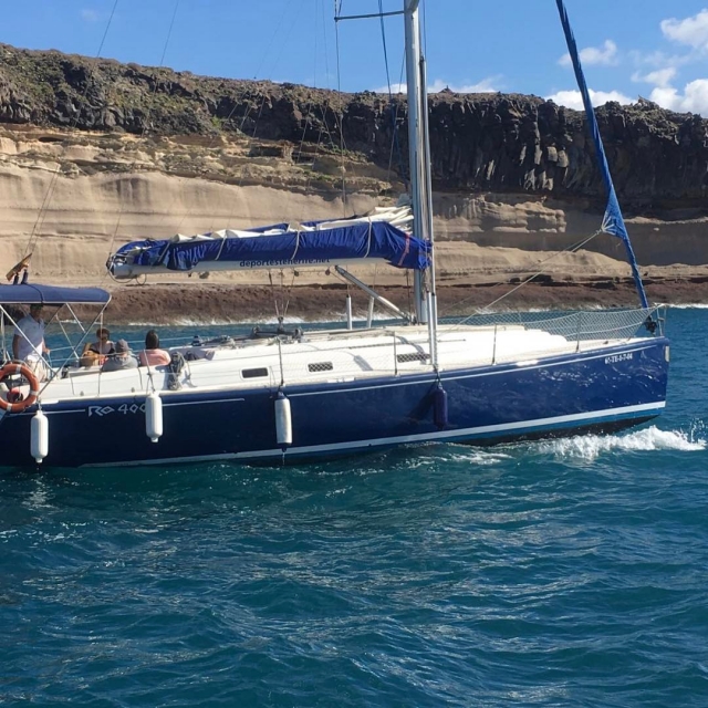 e-19705552-velero-en-la-costa-de-tenerife15695115371368.jpg