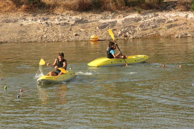  Sail in a single-seater kayak 