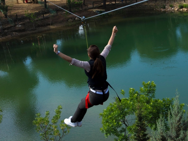  Fun in zipline