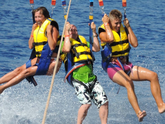Lustiger Mangel an Kontrolle beim Parasailing 