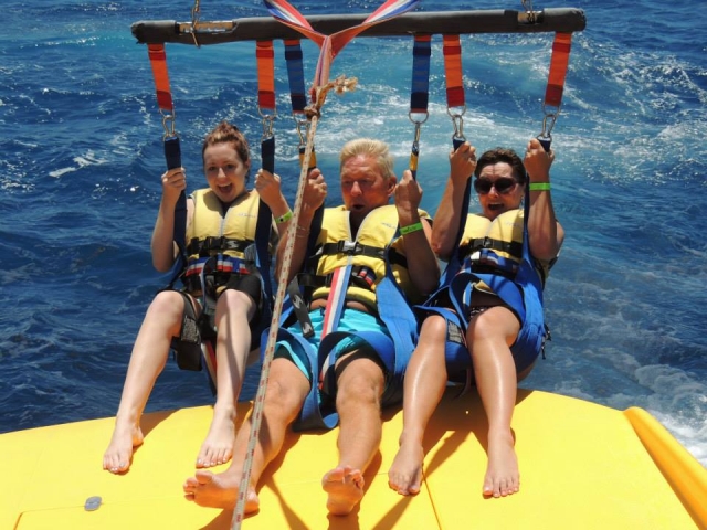 Ein Paraglider-Trio kurz vor dem Abheben vom Boot 