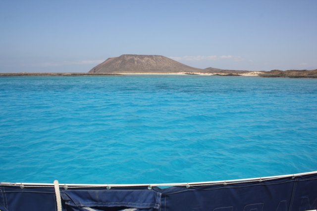 Observa el mar desde cubierta