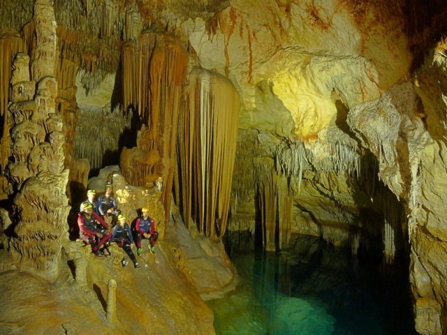 Dentro de la gran sala de una cueva