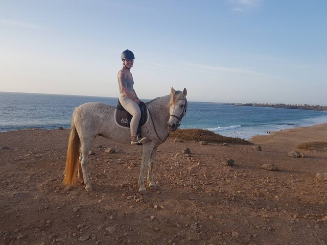 Amazona a caballo en Fuerteventura