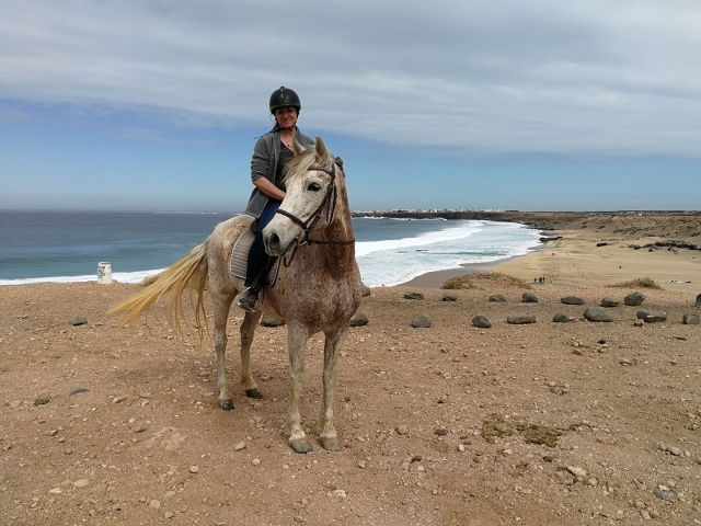Subiendo a caballo en El Cotillo