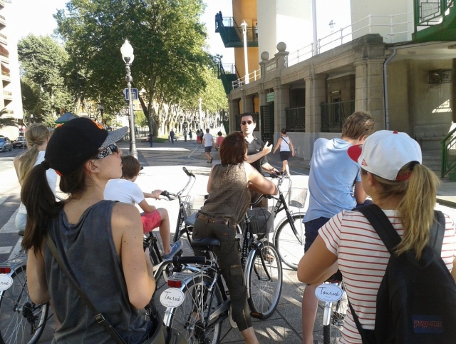 Escuchando al guia en bici