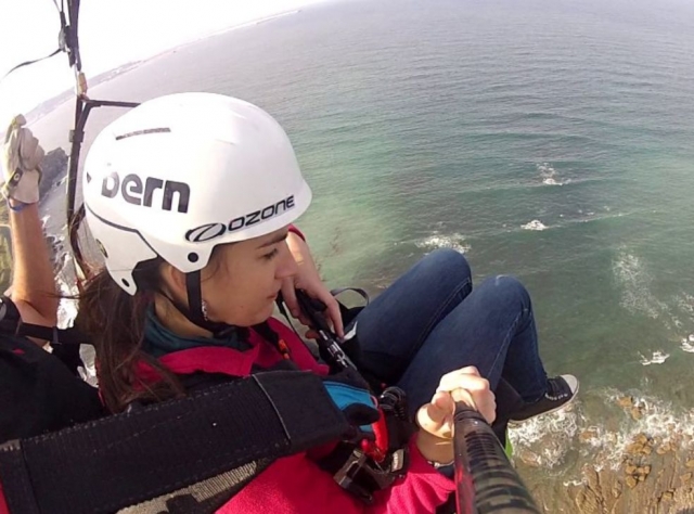 Pasajera volando con casco