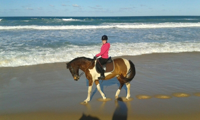 Paseando por la playa con el caballo