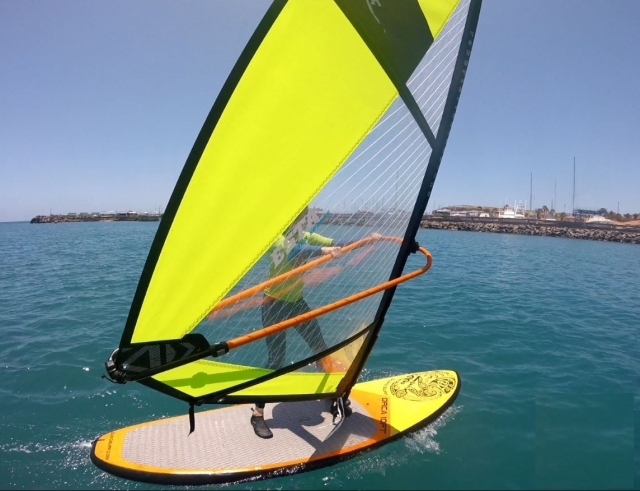  在 Maspalomas 练习风帆冲浪 