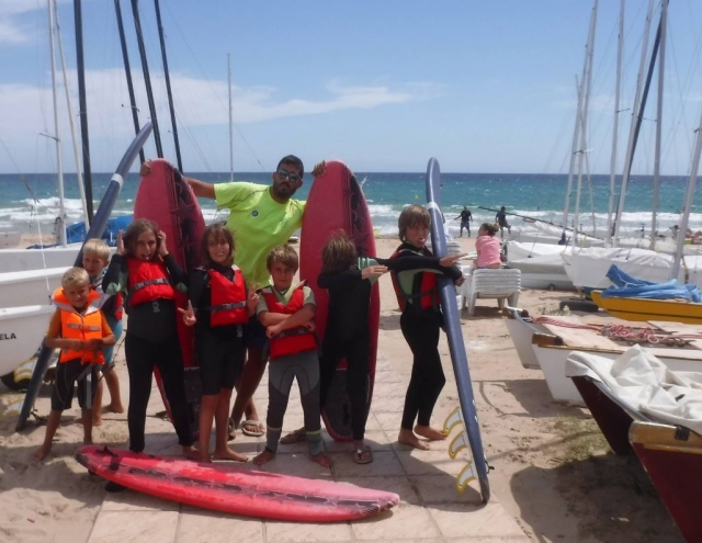 Alumnos con su profe de surf