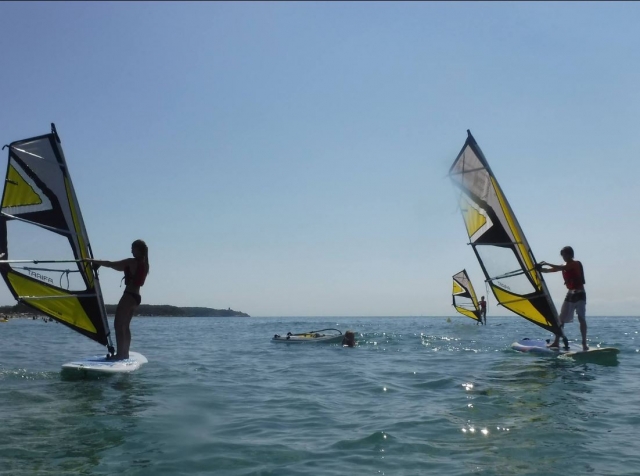 Alumnos de windsurf aprendiendo juntos