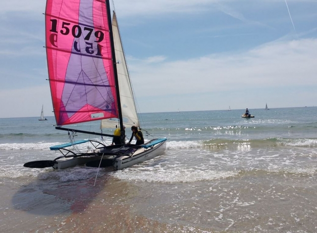 Catamaran de la escuela de vela