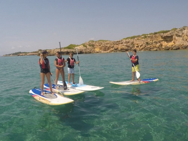 Charlando de pie sobre las tablas de sup