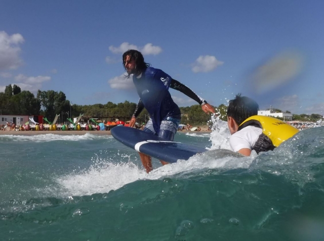 Delante del alumno de surf