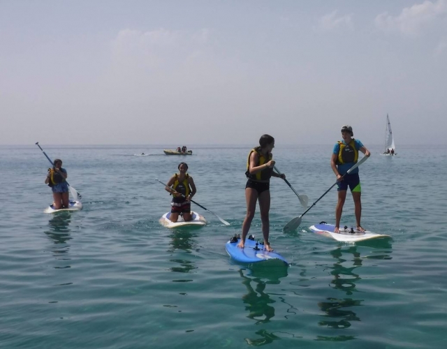 En tablas de sup de rodillas y de pie