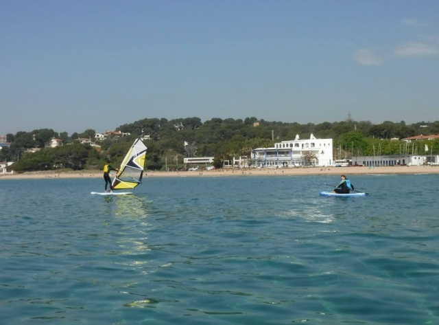 Haciendo windsurf cerca de la tabla de sup