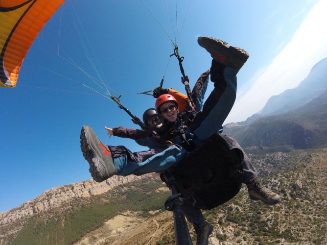 Levantando las piernas en vuelo