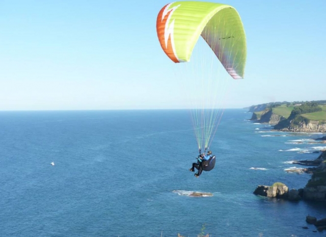 Parapente elevandose sobre el mar