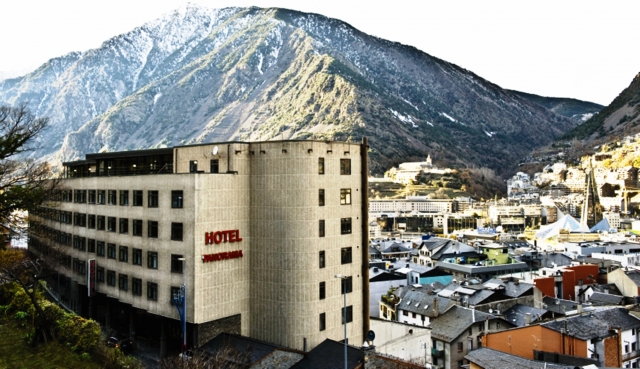 Fachada del hotel al frente de la poblacion