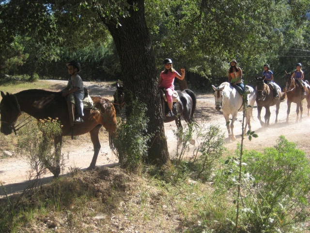 Montando a caballo en el Star Camp