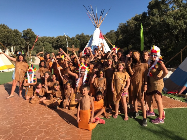 Vestidos de indios en el campamento