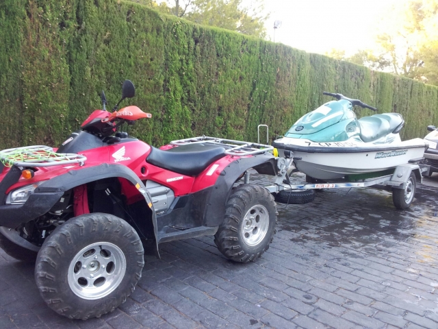 Llevando el jet ski desde las instalaciones en Benicassim