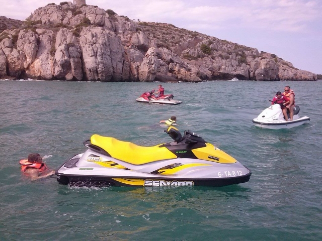 Motos de agua en los acantilados de Castellon