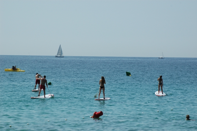  la plage transporte des paddle surfeurs 