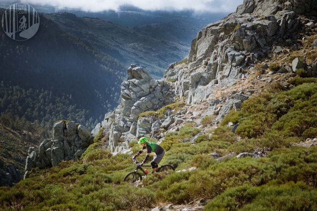 从纳瓦塞拉达港出发的拉巴兰卡山谷。管道路径。 