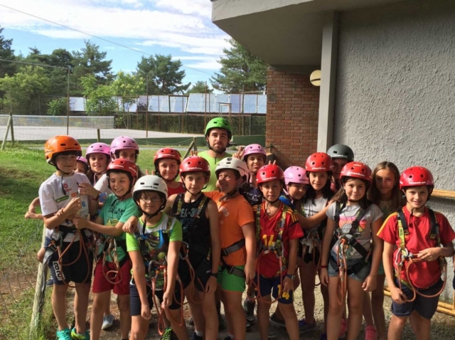 Preparados para la aventura con cascos y arneses